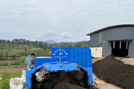 Fully hydraulic crawler organic fertilizer turning machine